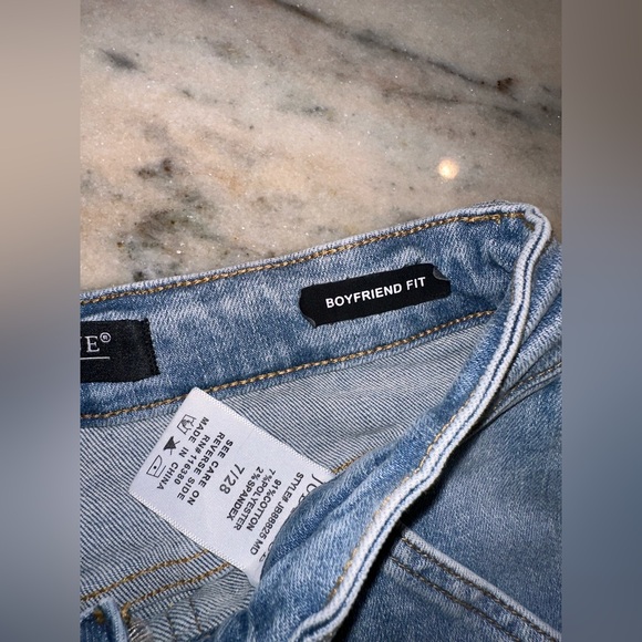 Judy Blue Size 7/28 Boyfriend Fit Cuff Stylish Blue Distressed Women Jeans - Picture 8 of 11